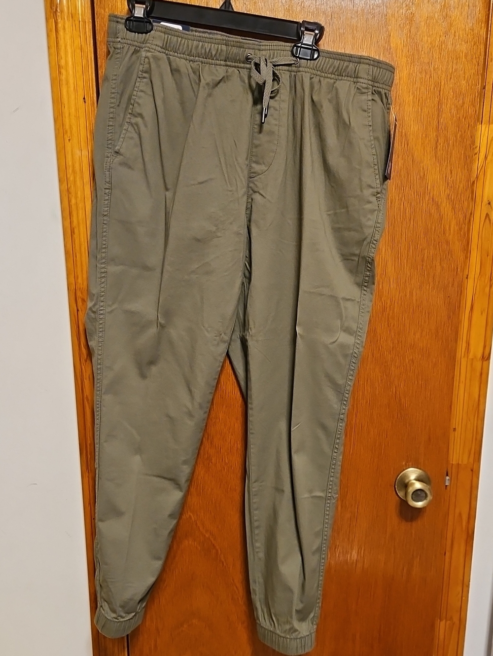 Gap Men's Tapered Tech Jogger Pants Olive